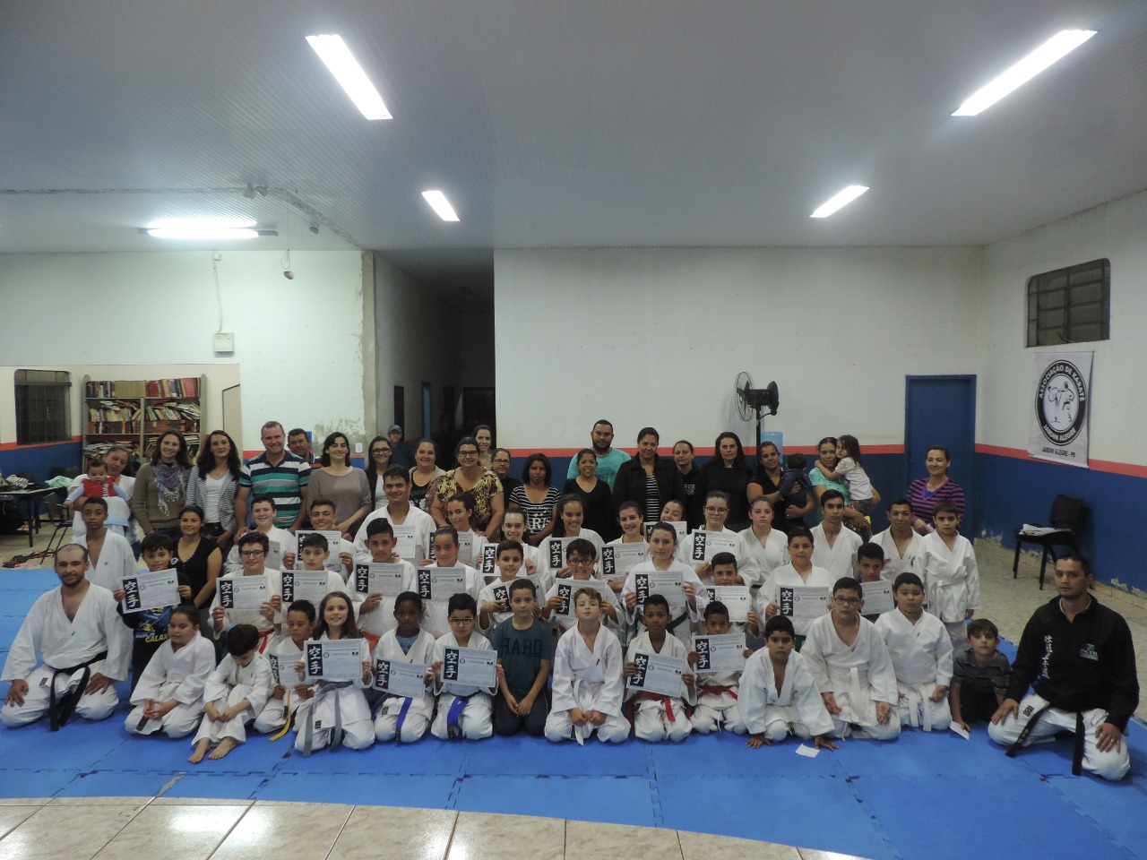 KARATE JARDIM ALEGRE FAZ ENTREGA DE CERTIFICADOS DE FAIXA